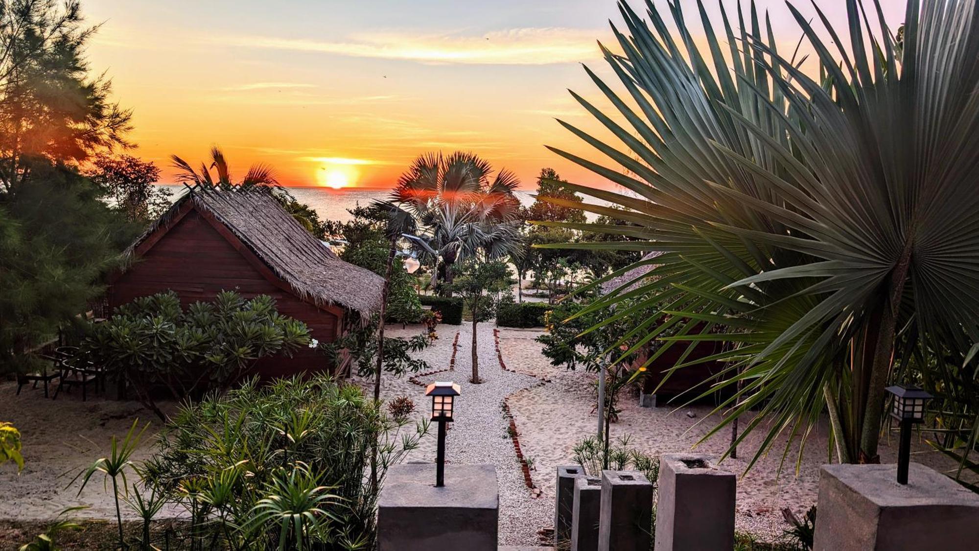 Ampazony Oasis Lodge Mahajanga Exterior photo
