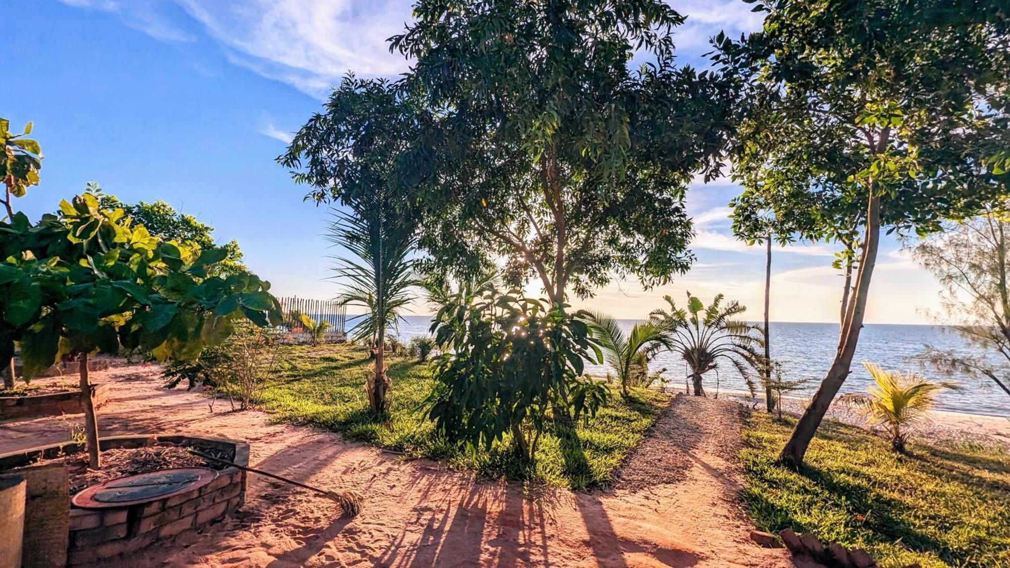 Ampazony Oasis Lodge Mahajanga Exterior photo