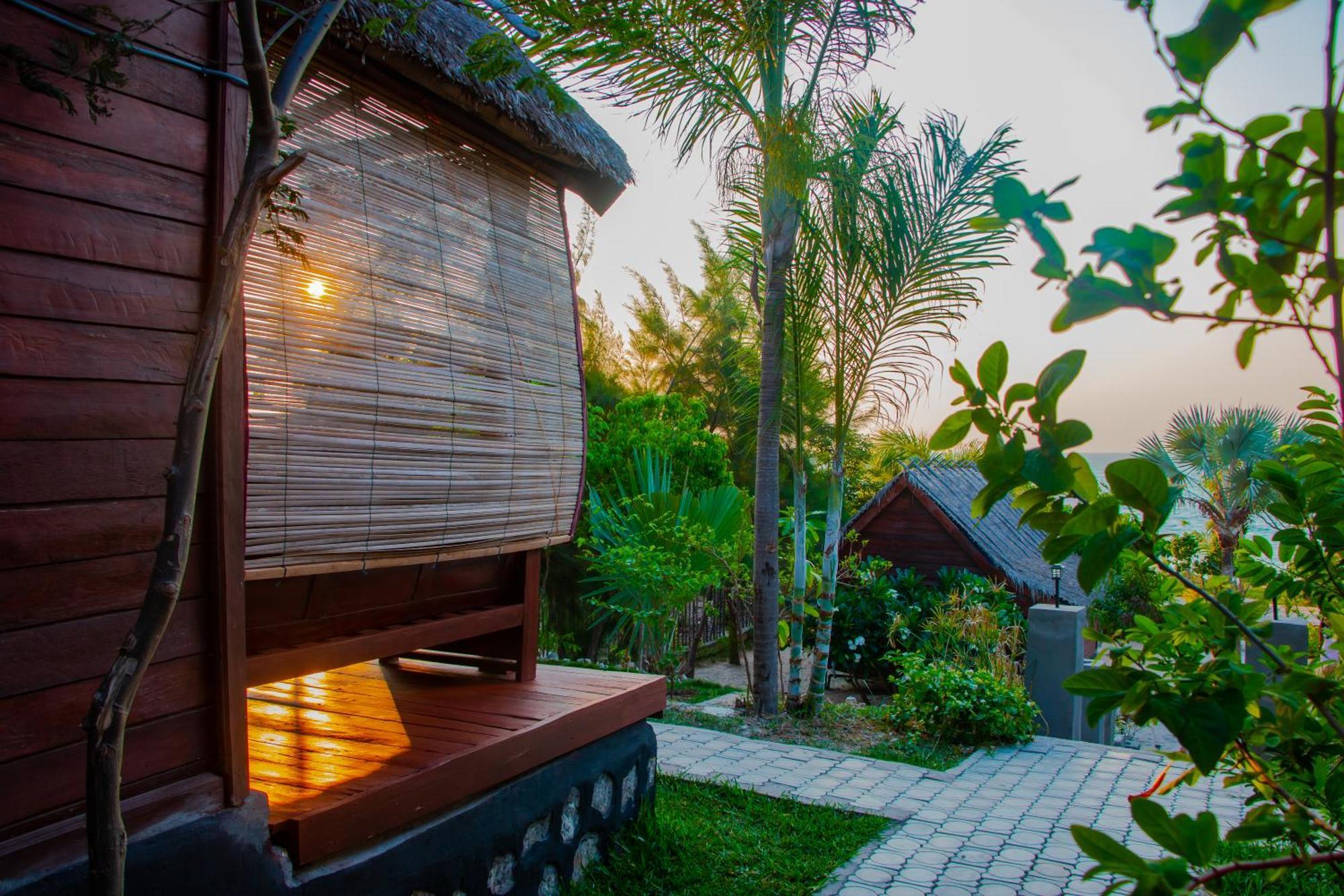 Ampazony Oasis Lodge Mahajanga Exterior photo