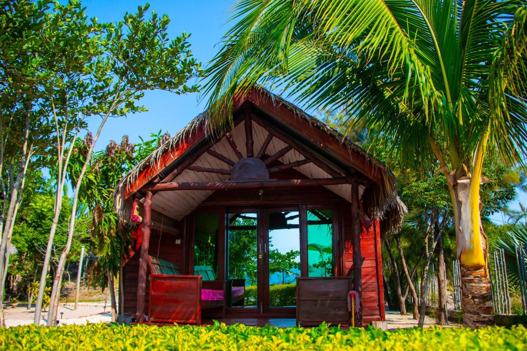 Ampazony Oasis Lodge Mahajanga Exterior photo