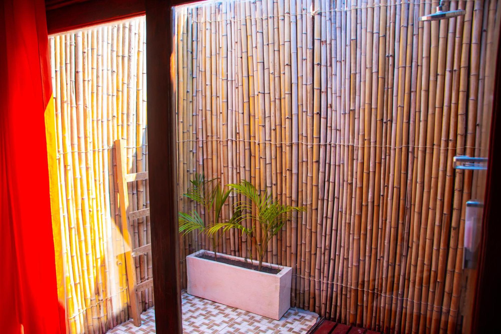 Ampazony Oasis Lodge Mahajanga Exterior photo