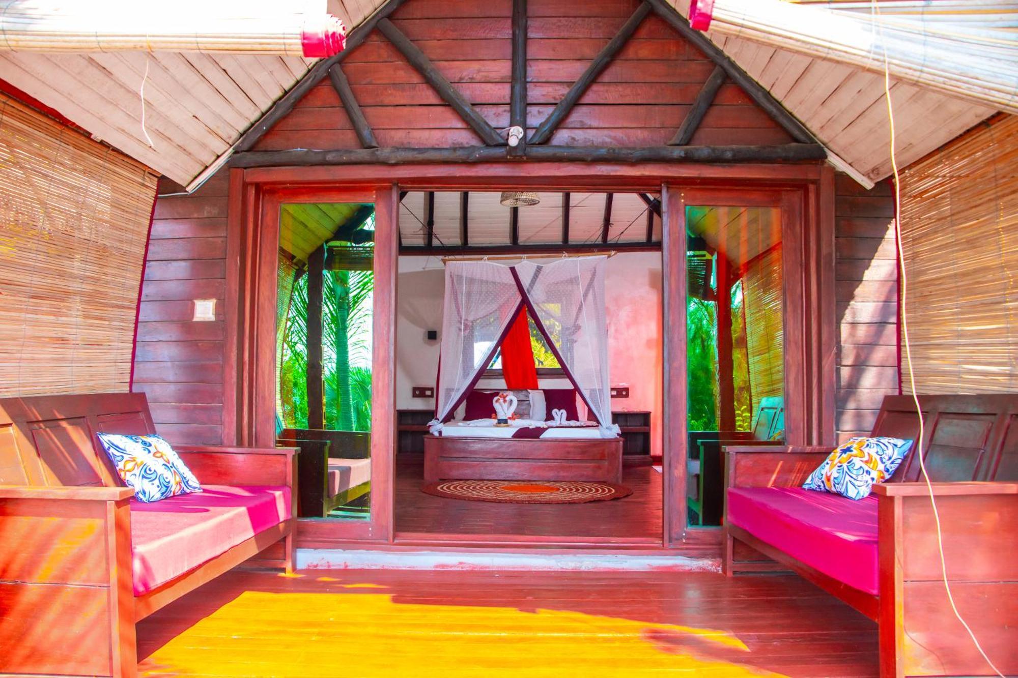 Ampazony Oasis Lodge Mahajanga Exterior photo